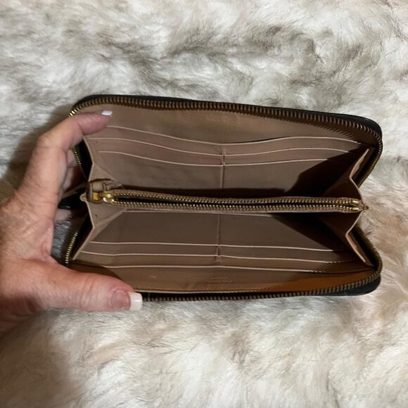 AUTHENTIC PRADA LEATHER RIBBON WALLET!   COMES WITH A COA. - Picture 2 of 3